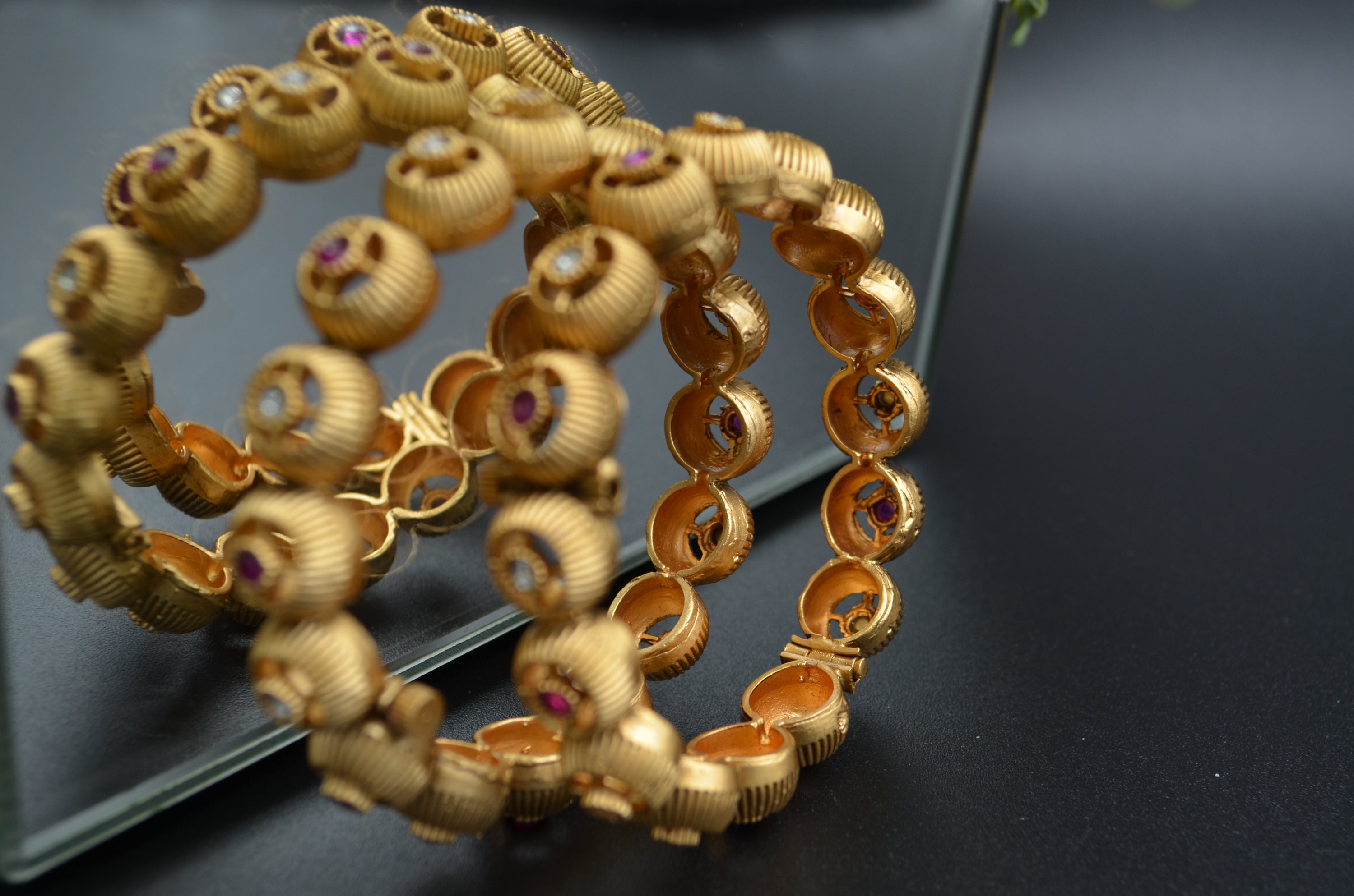SparklingTrendz.com is in the forefront of handmade Kundan jewelry designs and production.